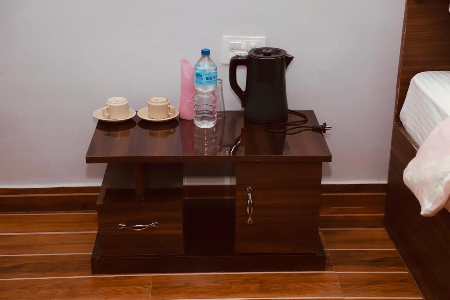 Typical Nepali Kitchen - No Pizza - No Pasta - No Problem !! Hotel Sauraha Exterior photo