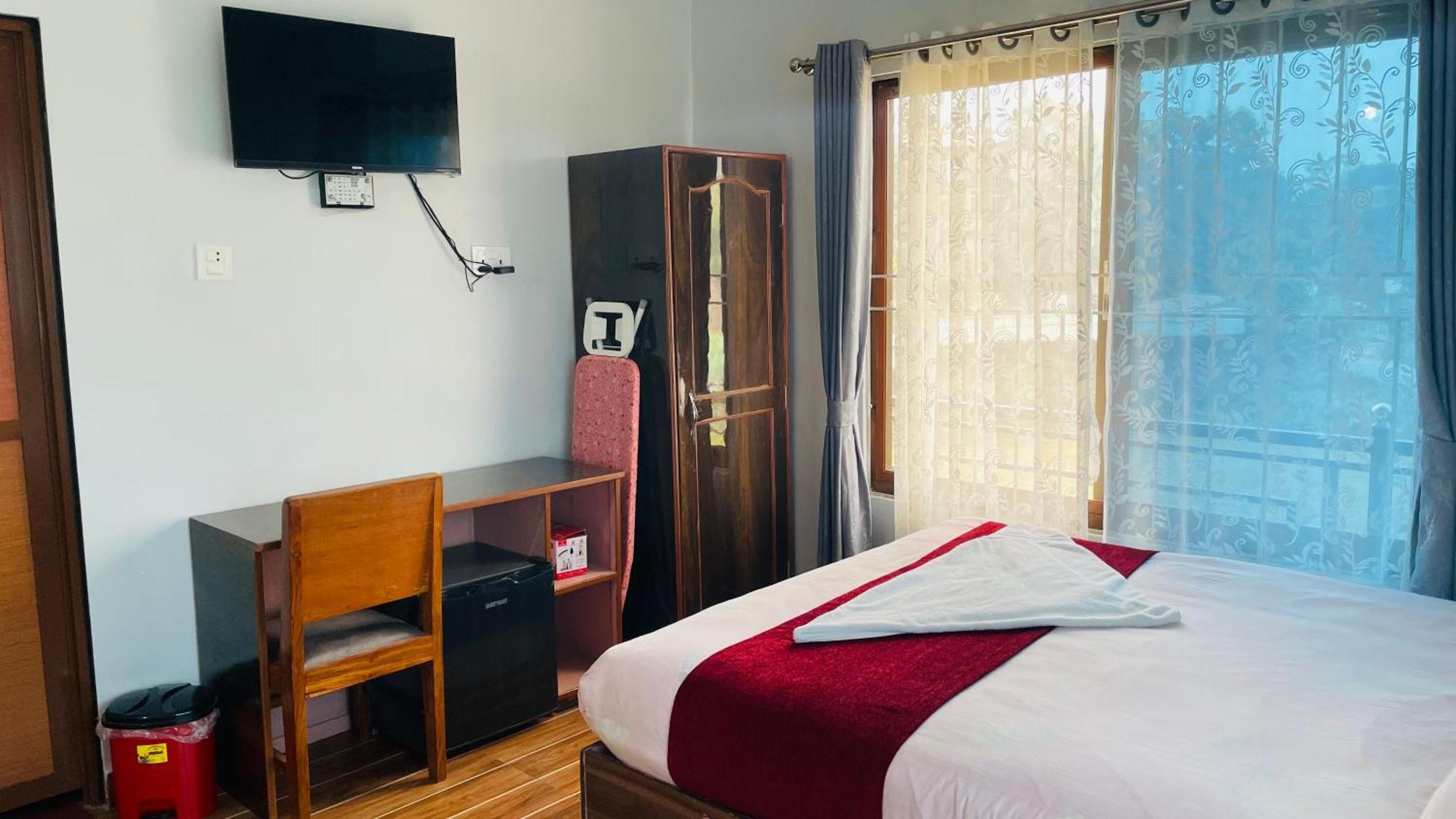 Typical Nepali Kitchen - No Pizza - No Pasta - No Problem !! Hotel Sauraha Exterior photo