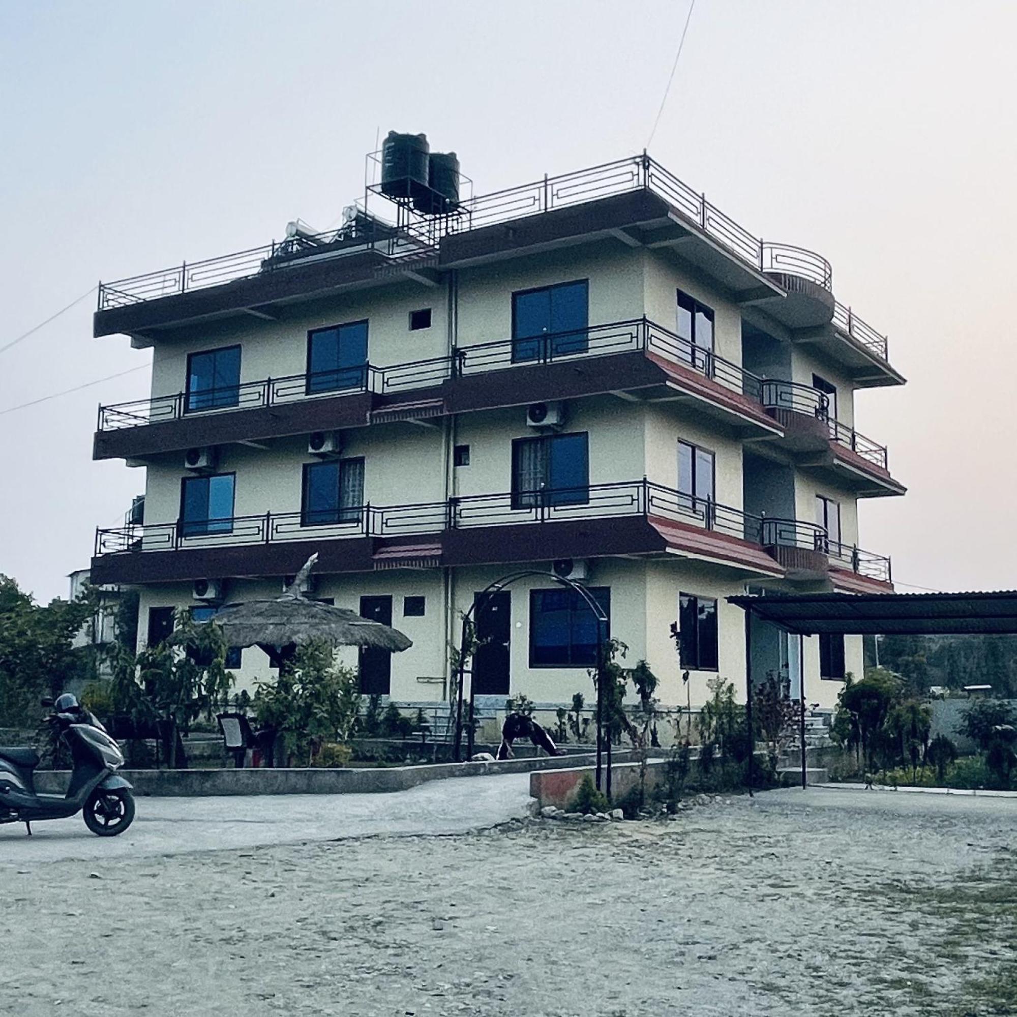 Typical Nepali Kitchen - No Pizza - No Pasta - No Problem !! Hotel Sauraha Exterior photo